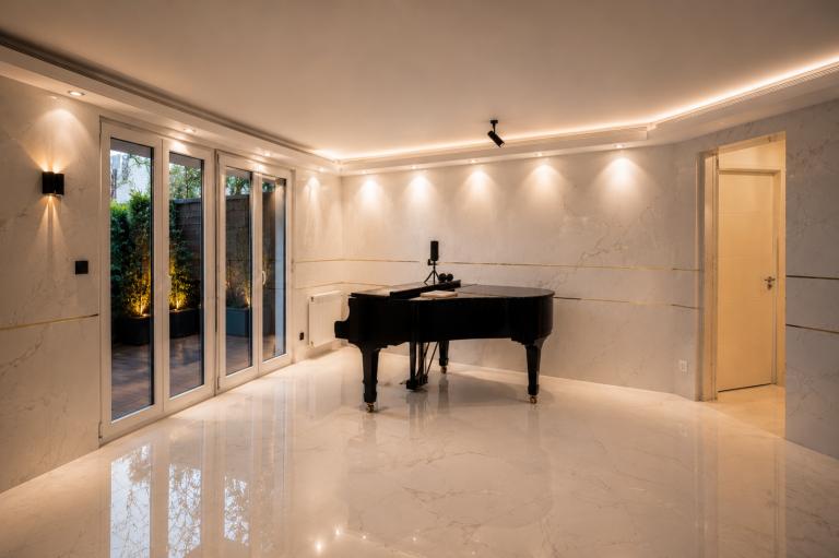 Rénovation haut de gamme : de la démolition à un intérieur d'exception en marbre grand format